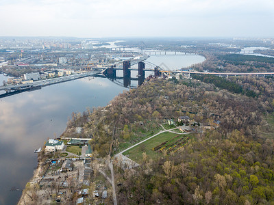 顶部波多尔乌克兰基辅基辅城市的鸟瞰德尼珀河与德尼普罗公园桥梁背景中的obolon区无人机照片聂伯河与德尼普罗背景