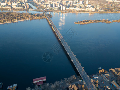 特鲁卡尼夫令人惊叹的城市景观左岸的聂伯,现代建筑帕托纳桥个阳光明媚的夏天基辅,乌克兰飞行无人机的航空摄影无人机帕托纳背景