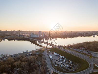西卡莫吉尔北桥的景色,聂伯河上个大型的汽车公园,美丽的日落,乌克兰,基辅市左岸的部分,可以看奥博隆地区的斯凯莫尔购物中背景