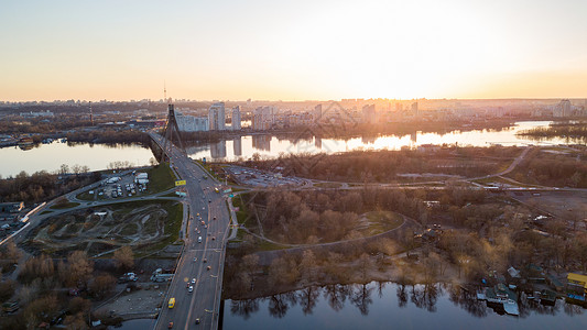 聂伯河上的北桥上观看景观,俯瞰Skaimol购物中心Obolon区,基辅的左侧日落,乌克兰无人机的照片聂伯河背景图片