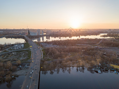 西卡莫吉尔聂伯河上的北桥上看基辅市的左边,美丽的日落上看奥波尔地区的斯凯莫尔购物中心无人机的照片北桥聂伯河上,俯瞰日背景
