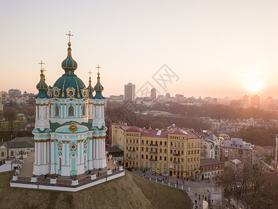 顶部波多尔安德鲁教堂安德烈夫斯卡街的空中顶景,波多勒区城市基辅的城市景观无人机照片查看安德鲁教堂历史波多尔部分城市基辅,乌背景