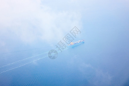用艘经过的货船俯瞰大海货船伊斯坦布尔海图片