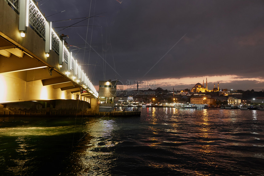 加拉塔大桥的全景与渔民夜间土耳其伊斯坦布尔晚上土耳其伊斯坦布尔桥的全景图片