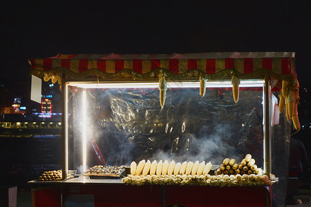 中纱帽街栗子玉米伊斯坦布尔的伊斯蒂克拉尔街烤,它们城市中最常见的街道食物之伊斯坦布尔市的街头食物背景