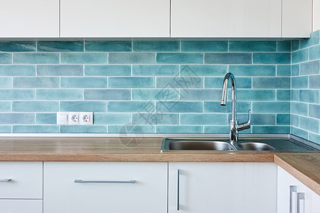 角落现代白色蓝色厨房,干净的室内与水槽角落现代白色蓝色厨房背景