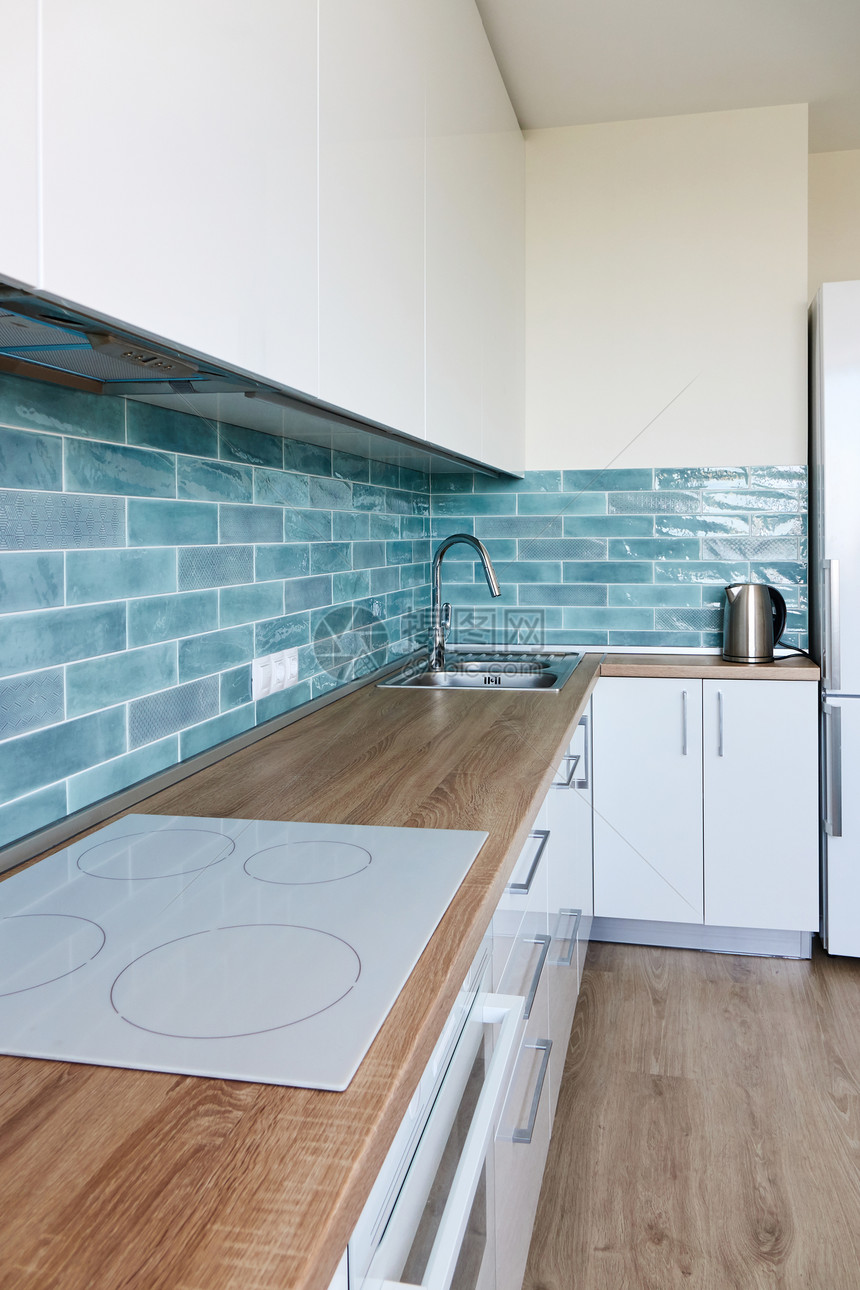 新的现代空荡荡的白色厨房新家室内摄影角落现代白色蓝色厨房图片