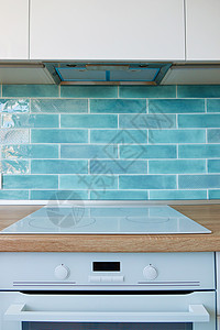 现代厨房电器白色厨房与棕色顶部蓝色瓷砖现代厨房电器用于白色厨房图片