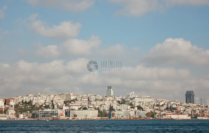 金色的号角,远处的伊斯坦布尔市背景片蓝天,白云博斯普鲁斯湾航行的客轮火鸡伊斯坦布尔海景,城市,博斯普鲁斯,土耳图片