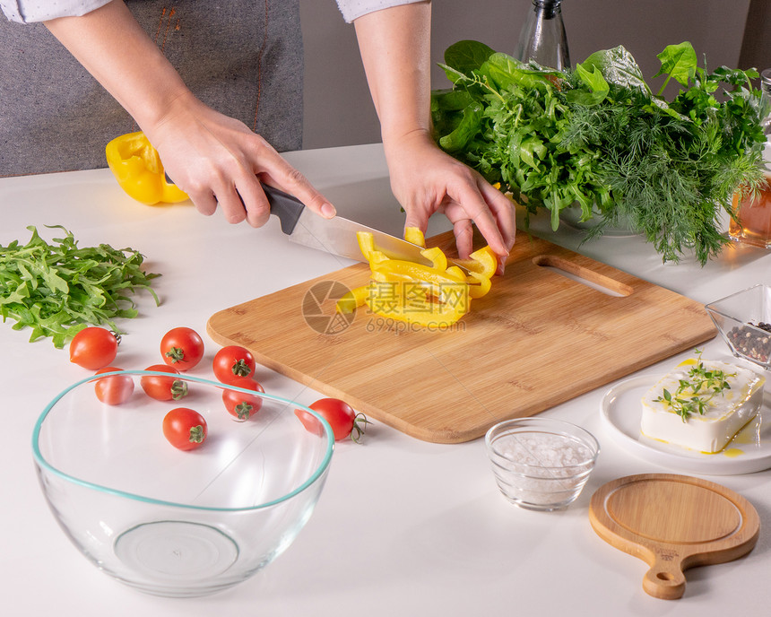 空盘,胡椒,西红柿,蔬菜,沙拉盐位女士的手正厨房桌子上的木板上切胡椒步步的烹饪位女士的手白色厨房桌子上的图片