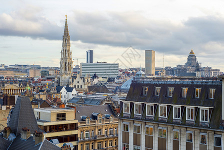 远处看布鲁塞尔市政厅的尖上布鲁塞尔市政厅的尖顶布鲁塞尔的图片