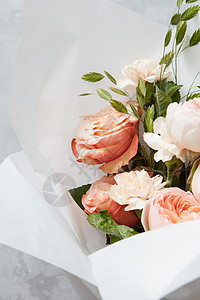白色橙色玫瑰花灰色背景上的成情人节灰色背景装饰假日度假用玫瑰花图片