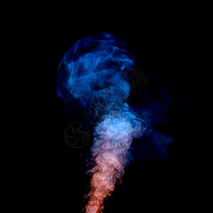 水蒸气烟雾红色蓝色烟雾黑色背景上运动彩色烟雾运动背景
