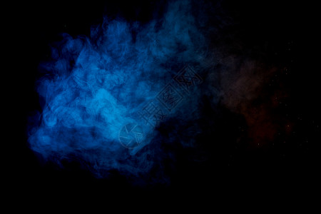 黑色背景上的蓝色烟雾云蓝色烟雾的云背景图片