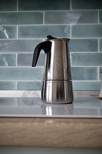 美丽的蓝色厨房公寓与锈钢间歇泉咖啡机感应板上电炉上台锈钢间歇泉咖啡机背景图片
