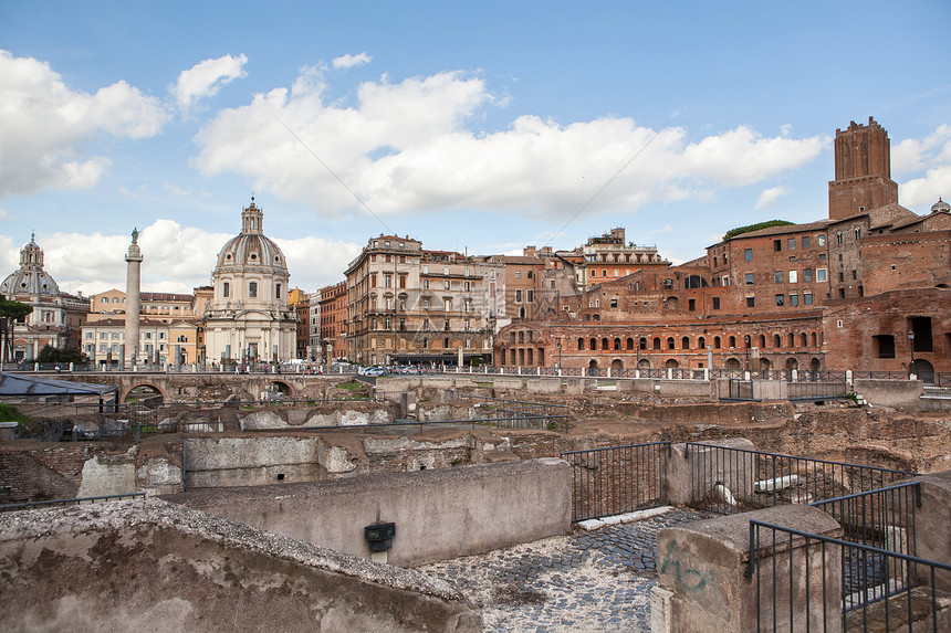 罗马的历史地点罗马论坛的视图,重点土星的太阳穴前景意大利罗马古罗马废墟晴天的罗马城图片