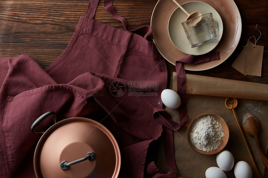 餐具烹饪配料的桌子烹饪的过程图片