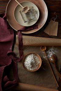 用木制桌子上的器皿烹饪配料厨房设备烹饪手段高清图片