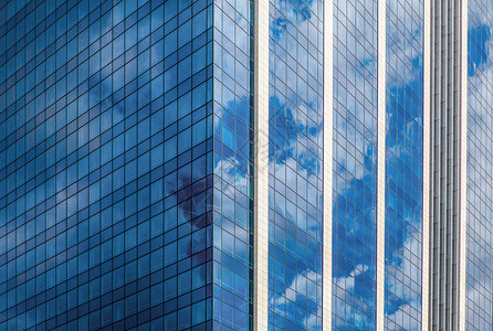 现代烟熏璃办公楼映衬着蔚蓝的多云的天空现代烟熏璃办公楼图片