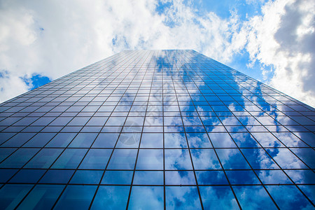 现代办公楼,璃正天空反射天空中的办公室图片