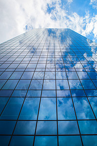 璃办公楼映衬着蔚蓝的多云的天空现代商业摩天大楼图片