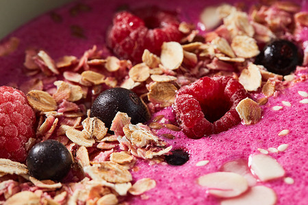 蓝莓牛奶果汁张开胃的红色冰沙与燕麦片浆果的观照片美味的减肥早餐健康饮食的红色冰沙与燕麦片浆果的特写健康的食物背景