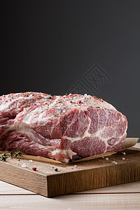 生肉的照片猪肉脖子上草药绿色百里香木木板生肉的照片猪肉脖子草药图片