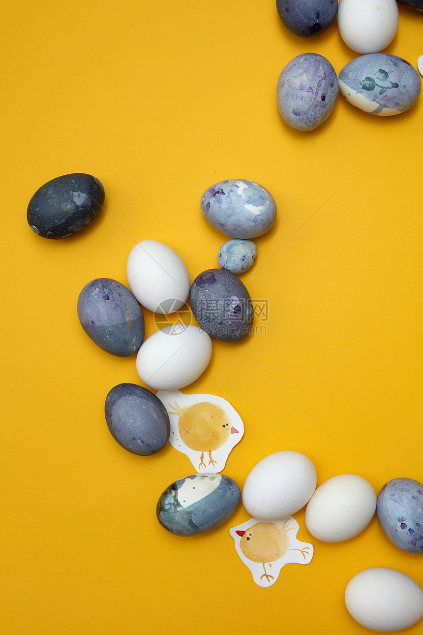 许多复活节彩蛋代表黄色背景同颜色的鸡蛋成,用于制作复活节明信片鸡蛋背景图片