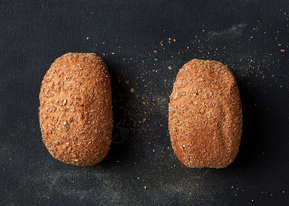 两个美味的馒头隔离黑色的背景上两个面包图片