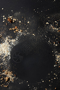 食品工业烘焙行业黑色背景上洒粉包屑以盘子的形式拍摄的特写可以用来记录你的想法情绪感情背景上背景图片