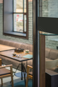 餐厅大门餐厅的璃门开着现代舒适的餐厅咖啡馆酒吧立模糊的照片餐厅门把手,璃门上拉牌背景