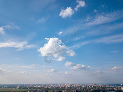 建筑的海拔高度基辅市的全景与现代建筑公园蓝天白云的背景下,乌克兰无人机的照片乌克兰蓝天映衬下的现代城市基辅全景无人机的照片背景