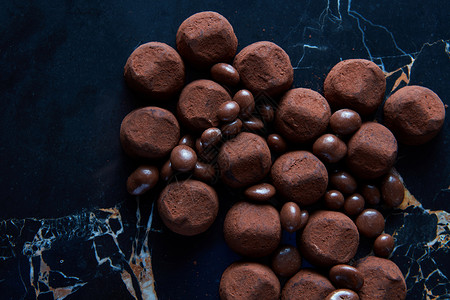 黑色大理石背景上的自制巧克力松露美味的巧克力松露图片