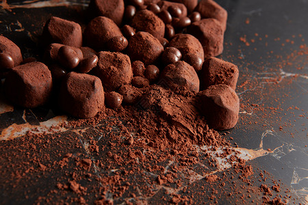 黑色大理石背景上的豪华巧克力松露各种巧克力松露图片