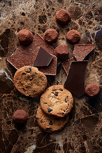 巧克力片饼干同的巧克力可可粉深色大理石背景巧克力饼干巧克力图片