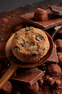 用可可粉糖果木勺上自制巧克力饼干新鲜巧克力饼干高清图片