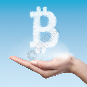 女人持蓝色背景上的云制成的比特币符号,虚拟货币比特币符号由云制成背景图片