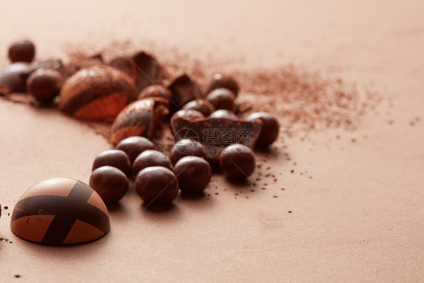 背景美味的巧克力糖果棕色美味的巧克力糖果图片