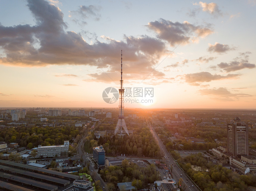 观看基辅市与多罗戈日奇与电视塔日落,乌克兰无人机照片基辅座电视塔的城市景色美丽的日落上图片