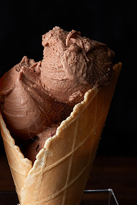 自制巧克力冰淇淋华夫饼锥夏季食品特写华夫饼锥里的甜冰淇淋图片