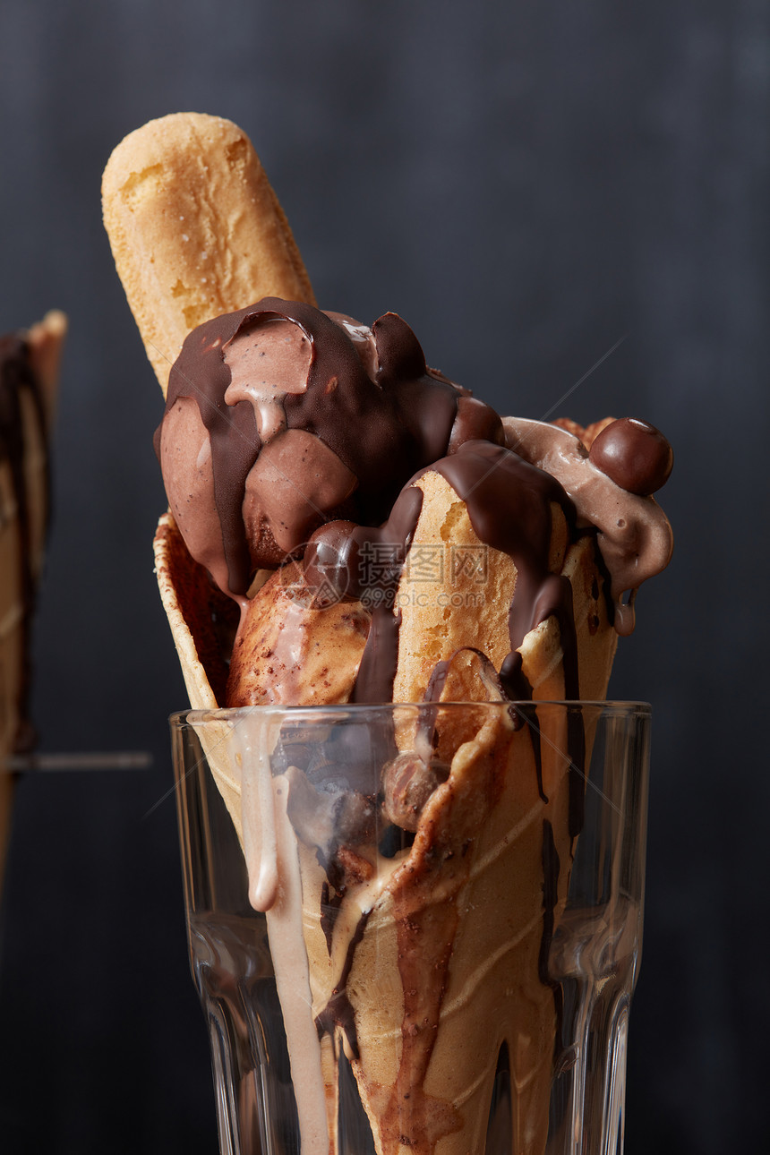 巧克力冰淇淋华夫饼锥与饼干,巧克力糖果糖浆个璃冰淇淋华夫饼锥璃杯里图片