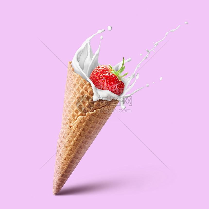 天然清爽的水果冰淇淋锥广告与飞溅牛奶稻草隔离粉红色健康乳制品与新鲜成熟的草莓牛奶飞溅天然草莓冰淇淋夏季冰图片