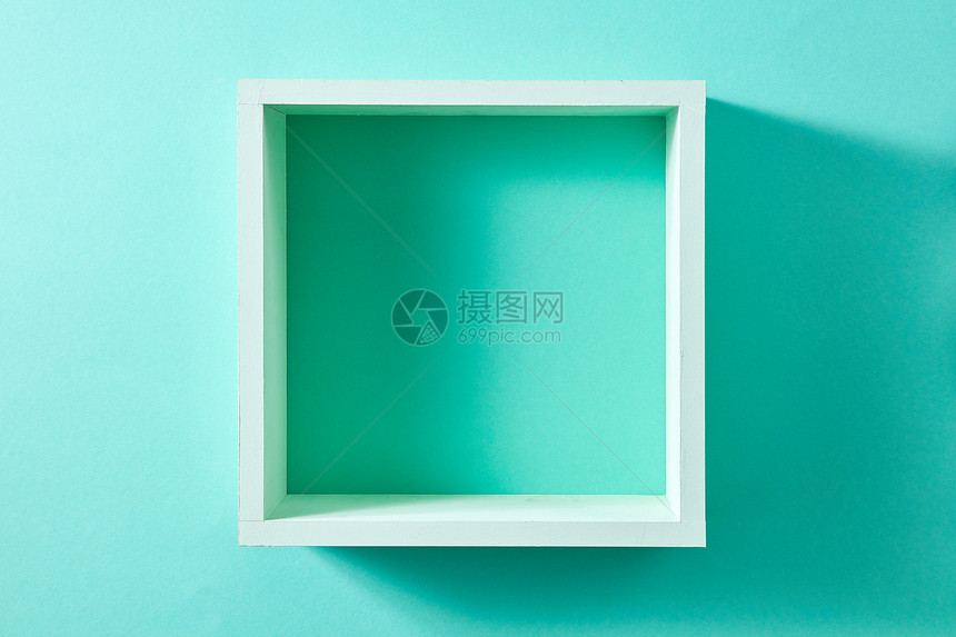 简单的绿色木箱架子,以方形的形式隔离薄荷色的墙上产品模板墙壁绿色货架视图隔离薄荷背景图片