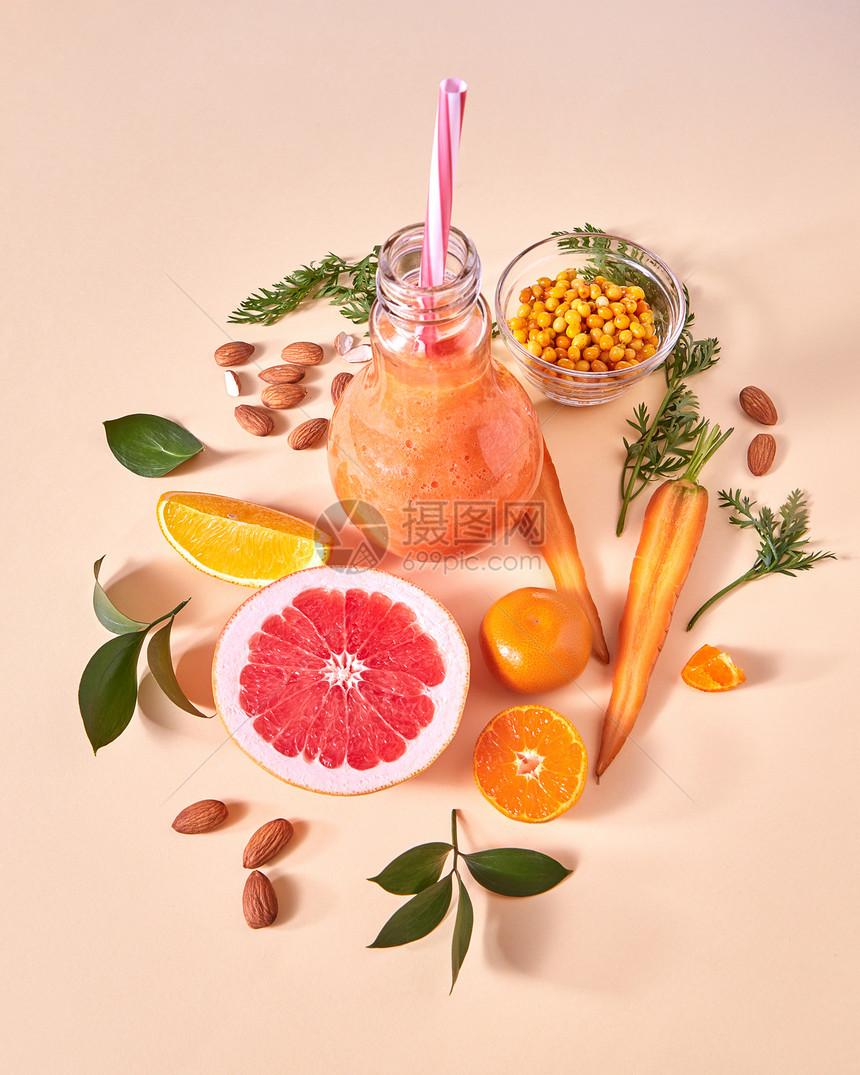 天然新鲜采摘的黄色蔬菜水果,浆果,杏仁坚果,用于准备健康的素食冰沙璃瓶纸上平躺新鲜多汁的排冰沙璃杯与橙色浆果图片