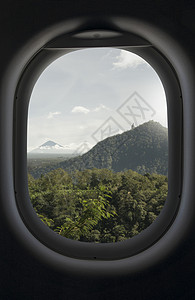 山,绿色热带森林飞机窗口看天空旅行预订的热带山区的飞机窗口观看图片