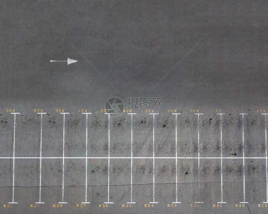 空中视野个空公园的无人机与指向标记的风景全景无人机许多空停车位的风景图片