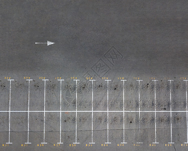 空中视野个空公园的无人机与指向标记的风景全景无人机许多空停车位的风景图片