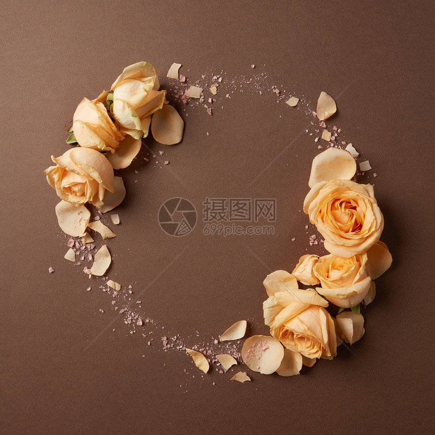 棕色背景上的米色玫瑰的圆形框架,平躺花架图片