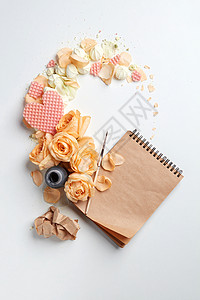 墨水井个笔记本颗心,花白色的背景上,文字的玫瑰心与笔记本图片