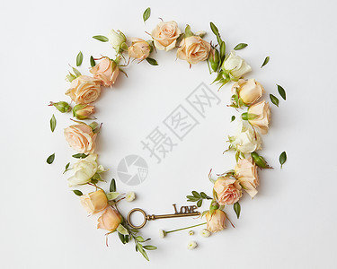 复古框架与玫瑰钥匙隔离白色与文字,平躺玫瑰花蕾的圆形框架图片